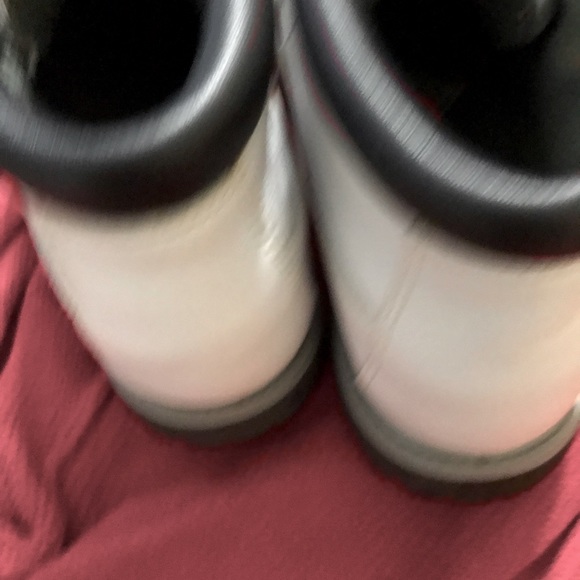 Like new white Timberland boots. Smoke-free, pet- free home. Size 7 - Picture 4 of 8